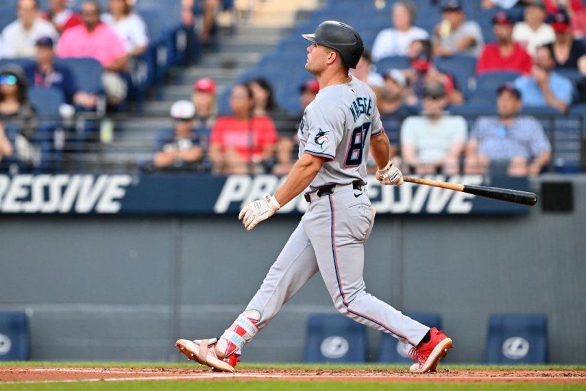Jakob Marsee, # 87 de los Marlins de Miami, ve su hit para un jonrón de tres carreras durante la primera entrada contra los Guardianes de Cleveland en el Progressive Field el 13 de agosto de 2025 en Cleveland, Ohio.&nbsp;