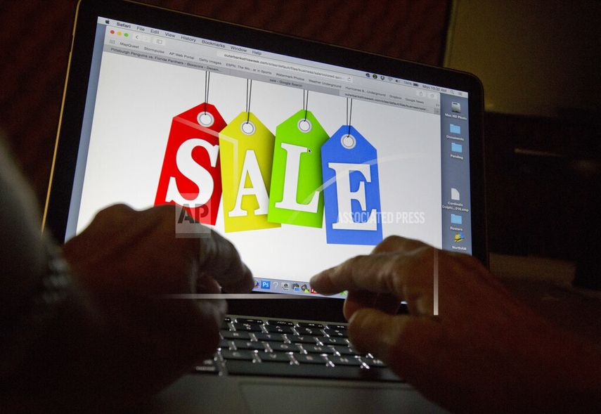 Una persona busca rebajas en internet en su laptop. &nbsp;