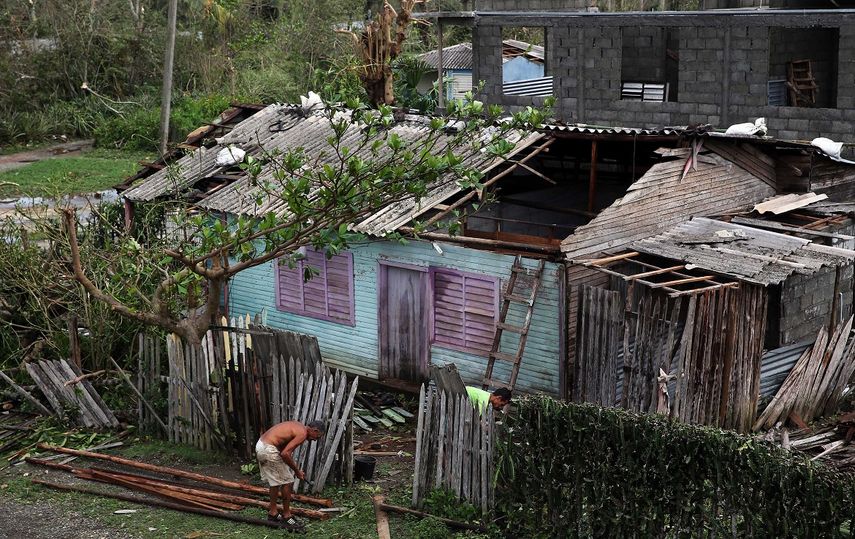 Cubanos se recuperan en&nbsp;Baracoa de los destrozos, dos días después del paso del huracán Matthew