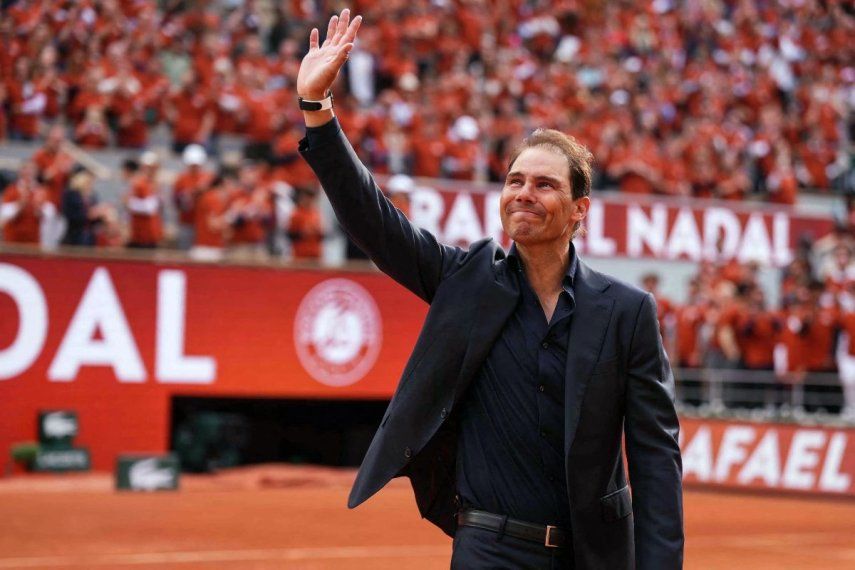 &nbsp;El exjugador español Rafael Nadal saluda al público durante una ceremonia en honor a su carrera en el Abierto de Francia, celebrada en la cancha Philippe-Chatrier del Complejo Roland-Garros de París, el 25 de mayo de 2025. El 23 de mayo de 2025 se cumplieron 20 años desde que el español Rafael Nadal sacudió Roland Garros con su primer partido en el Abierto de Francia, cambiando para siempre la historia del torneo. Dos décadas y 14 títulos después, la leyenda de la tierra batida, que se retiró en noviembre de 2024, recibirá un homenaje durante el torneo el 25 de mayo de 2025.&nbsp;