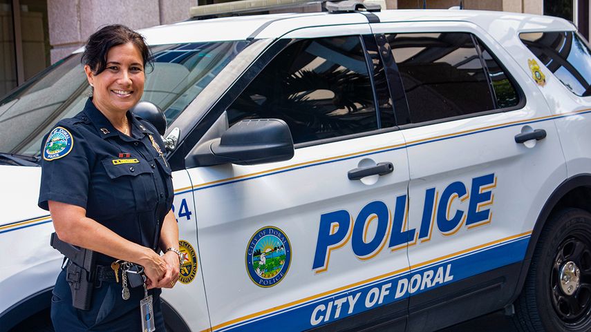 La capitana de la policía de Doral Nancy Fernández.