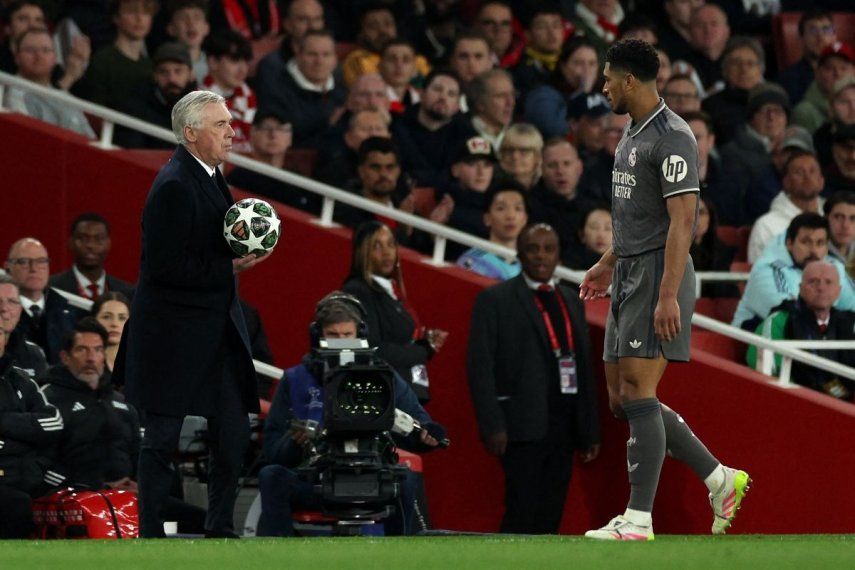 El entrenador italiano del Real Madrid, Carlo Ancelotti, sostiene el balón durante el partido de ida de los cuartos de final de la Liga de Campeones de la UEFA entre el Arsenal y el Real Madrid, en el Emirates Stadium, en Londres, el 8 de abril de 2025.