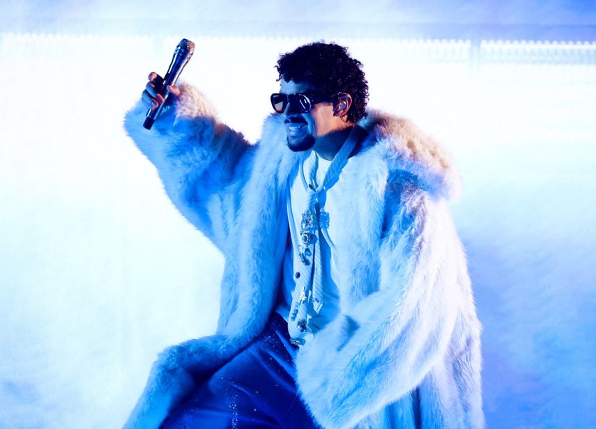Bad Bunny se presenta en el escenario de los Premios de la Música iHeartRadio 2025 en el Dolby Theatre de Los Ángeles, California, el 17 de marzo de 2025.
