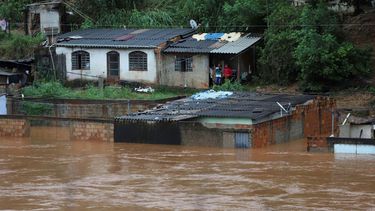 En Brasil, casas inundadas causadas por las inundaciones derivadas de las fuertes lluvias en el municipio de Sabara, estado de Minas Gerais, Brasil, el viernes 24 de enero de 2020. Las fuertes lluvias han causado inundaciones y deslizamientos en el sudeste de Brasil adonde han cobrado la vida de al menos 46 personas y más de una veintena de desaparecidos, según las autoridades.