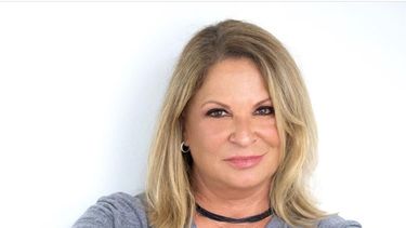 La doctora Ana María Polo ejerce su voto en las elecciones presidenciales de los Estados Unidos 2020.