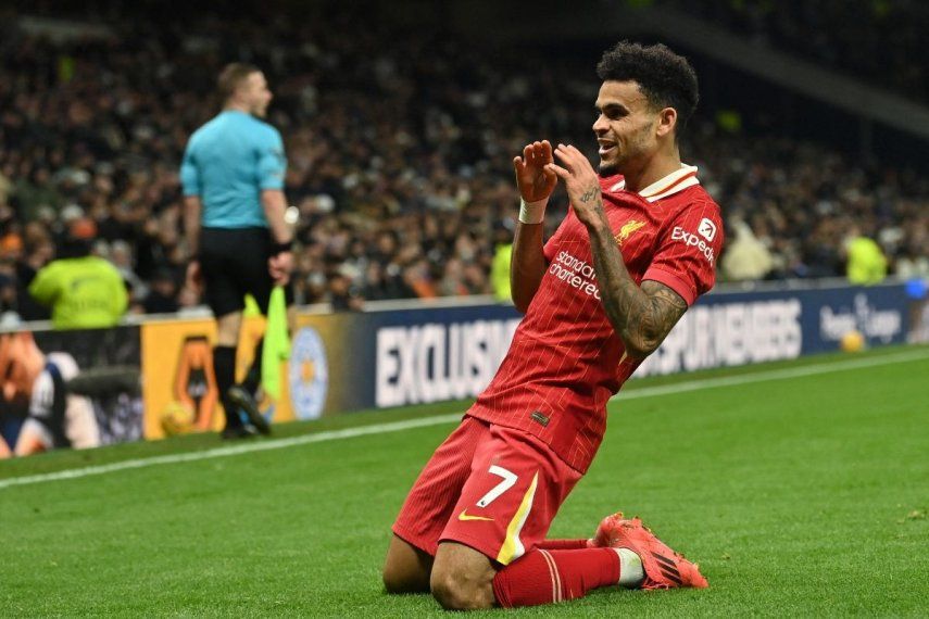 El colombiano Luis Díaz, del Liverpool, celebra luego de anotar el sexto gol de su equipo en una victoria sobre el Tottenham, el 22 de diciembre de 2024.