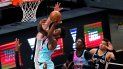 Jimmy Butler, alero del Heat de Miami, salta para encestar frente a Jakob Poeltl, de los Spurs de San Antonio, en el duelo del miércoles 28 de abril de 2021 Jimmy Butler, alero del Heat de Miami, salta para encestar frente a Jakob Poeltl, de los Spurs de San Antonio, en el duelo del miércoles 28 de abril de 2021