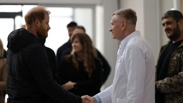 Una foto muestra al príncipe Harry durante una visita al Centro Superhumans en Lviv, Ucrania, el 10 de abril de 2025. Allí recorrió el centro y se reunió con pacientes y profesionales médicos.