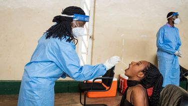 Ruth Irumva (derecha), se somete a una prueba de detecci&oacute;n del COVID-19 en centro de pruebas de la capital de Ruanda, Kigali, el 28 de julio de 2020.&nbsp;