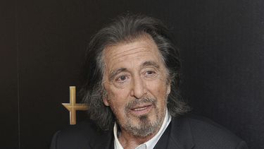 Al Pacino, ganador del premio mejor actor de reparto por The Irishman, posa tras bambalinas en la 23a entrega anual de los Premios de Cine de Hollywood en Beverly Hills, California, el 3 de noviembre de 2019.