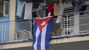 Vista de una bandera desde un balc&oacute;n de La Habana, Cuba, en mayo de 2020.
