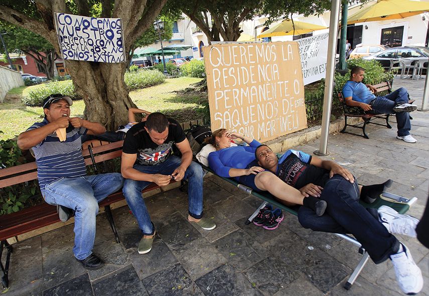 Un grupo de cubanos protestan frente a la Cancillería en Panamá. (EFE)