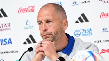 El seleccionador de los Estados Unidos, Gregg Berhalter, ofrece una rueda de prensa en el Centro Nacional de Convenciones de Catar, el 28 de noviembre de 2022.