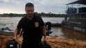 Agentes de la policía federal llegan al muelle después de buscar al experto indígena Bruno Pereira y al periodista británico Dom Phillips, el martes 14 de junio de 2022, en Atalaia do Norte, en el estado de Amazonas, Brasil.