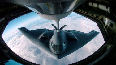 Una imagen del Departamento de Defensa muestra un bombardero B-2 Spirit realizando operaciones de reabastecimiento aéreo con un KC-135 Stratotanker sobre el océano Pacífico.