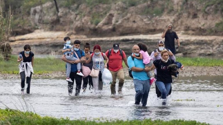 Migrantes cruzan el río Bravo