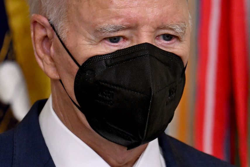 El presidente Joe Biden usa mascarilla luego que su esposa dio positivo al COVID-19.