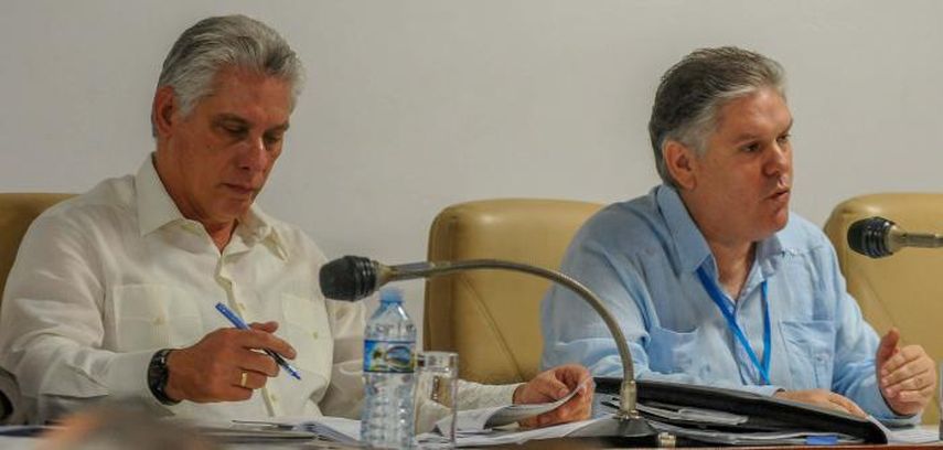 El designado gobernante Miguel Díaz-Canel y Alejandro Gil Fernández, titular de Economía.