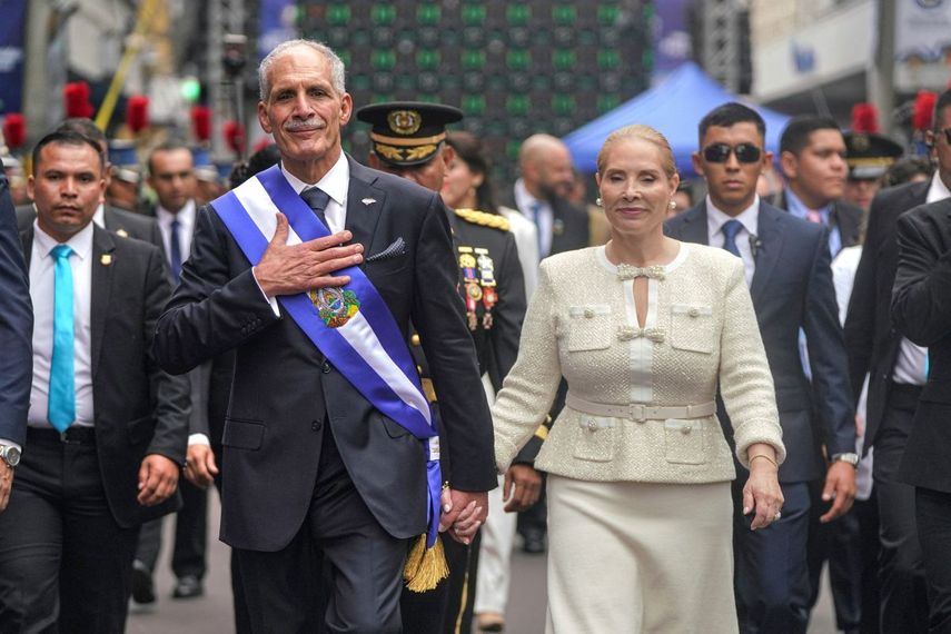 El presidente de Honduras, Nasry Asfura, y su esposa, Lissette del Cid, caminan tras la ceremonia de investidura en el Congreso hondureño en Tegucigalpa el 27 de enero de 2026.