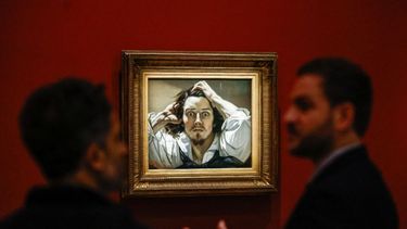 Los asistentes observan el óleo sobre lienzo Autorretrato del pintor francés Gustave Courbet, también conocido como Desesperación y El hombre desesperado (1843-1845), exhibido en préstamo en el Museo de Orsay, en París, el 13 de octubre de 2025.