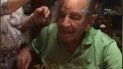 Abuelo de 100 años intenta soplar las velas en su cumpleaños con un protector facial puesta prodcuto de la pandemia del COVID-19 Abuelo de 100 años intenta soplar las velas en su cumpleaños con un protector facial puesta prodcuto de la pandemia del COVID-19