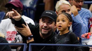 El esposo de Serena Williams, Alexis Ohanian, y su hija, Alexis Olympia Ohanian, durante el partido de la primera ronda del US Open contra Danka Kovinic, el lunes 29 de agosto de 2022 en Nueva York.&nbsp;