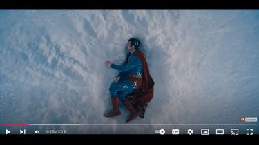 Imagen del tráiler oficial de la película Superman 2025.