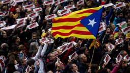Varios miles de personas se han concentrado este mediodía en la plaza de Sant Jaume de Barcelona, que ha quedado abarrotada, para reclamar la libertad de los que denominan presos políticos, en alusión a los dirigentes soberanistas encarcelados.&nbsp;&nbsp;