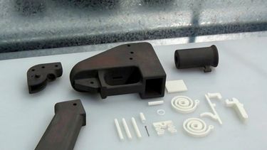 Vista de varias partes de una pistola impresa en 3D.