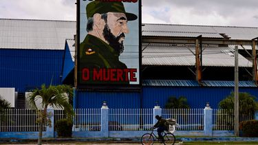 Valla publicitaria a favor de la dictadura cubana.