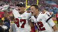 El tight end Rob Gronkowsk (izquierda) y el quarterback Tom Brady de los Buccaneers de Tampa Bay celebran tras vencer 31-9 a los Chiefs de Kansas City en el Super Bowl 55, el domingo 7 de febrero de 2021, en Tampa, Florida