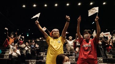 La gente reacciona después de que el equipo de softbol de Japón ganó la medalla de oro en su partido contra Estados Unidos durante los Juegos Olímpicos de Tokio 2020 mientras ven el partido en el Teatro de la Ciudad de Takasaki en Takasaki
