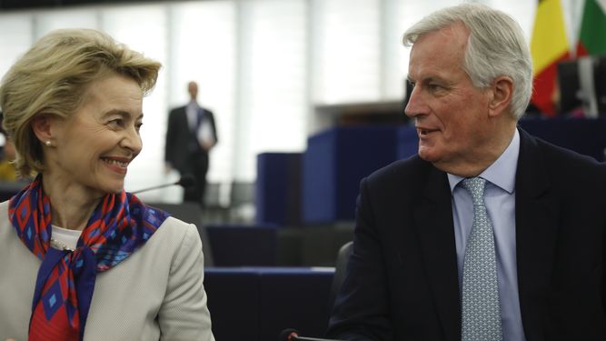 La presidenta de la Comisión Europea, Ursula von der Leyen, conversa con el negociador del Brexit Michel Barnier en el Parlamento Europeo, Estrasburgo, Francia, martes 14 de enero de 2020. La Unión Europea prevé dedicar una cuarta parte de su presupuesto a enfrentar el cambio climático y ha elaborado un plan para transferir 1 billón de euros (1,1 billones de dólares) en inversiones para volver a la economía más favorable al ambiente en los próximos 10 años. 