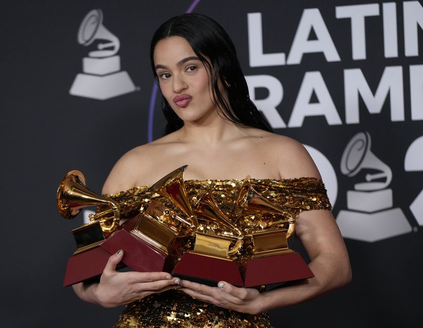 La cantante española Rosalía posa para los fotógrafos de la prensa con sus premios Latin Grammy en la Arena Mandalay Bay Michelob Ultra, el 17 de noviembre de 2022.