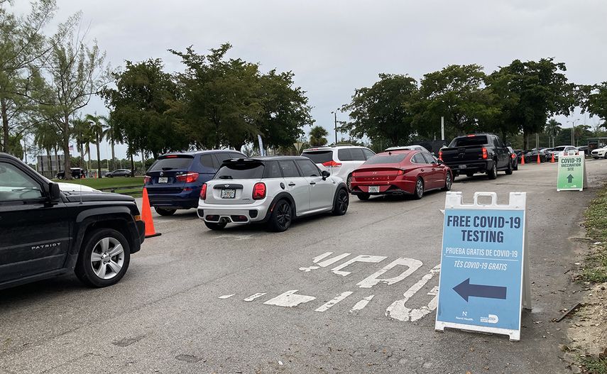 Conductores esperan pacientemente para realiar la prueba de COVID, tras el avance de ómicron.