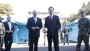 El ministro de Defensa de los Estados Unidos, James&nbsp;Mattis,&nbsp; y su homólogo surcoreano Song Young-Moo (d) hablan en una conferencia de prensa en la Zona Desmilitarizada (DMZ), en la aldea fronteriza de Panmunjom en Paju, Corea del Sur.&nbsp;
