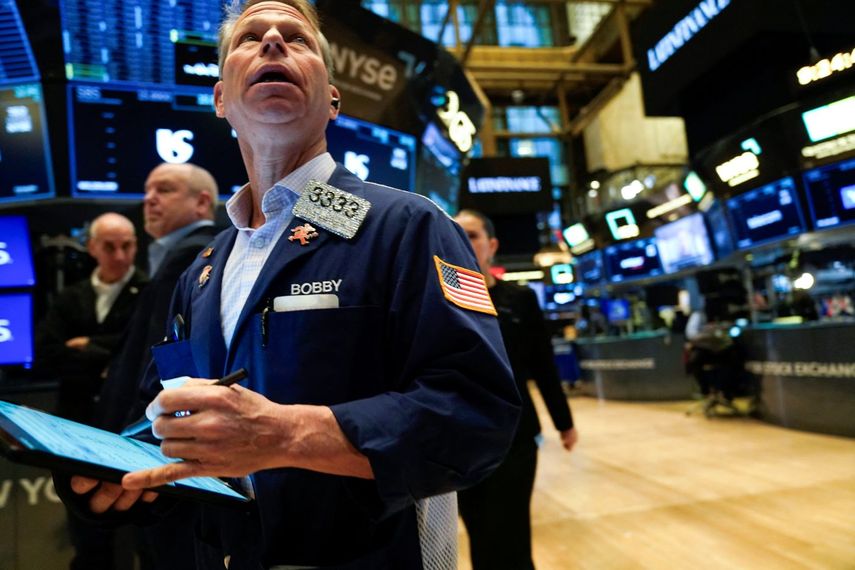 Agente de Wall Street observa los indicadores del día.