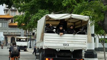 el sucesor designado Miguel Díaz-Canel anunció migajas aduanales para ganar, tal vez, tiempo y militarizó las calles.