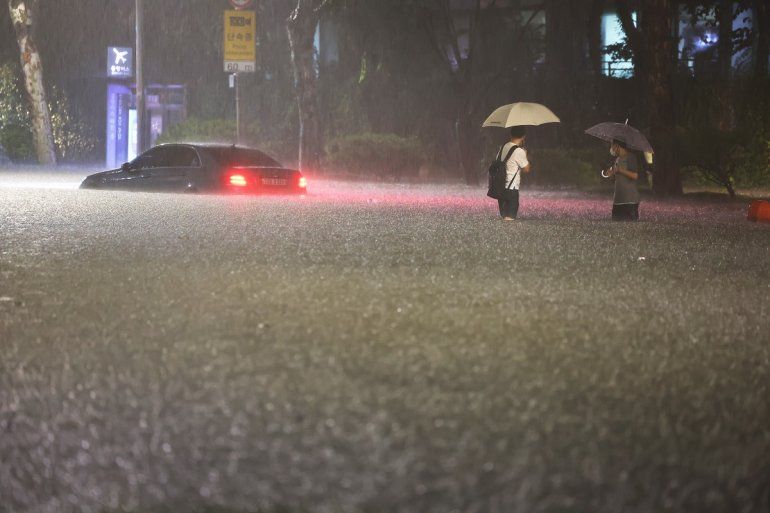 Un vehículo sumergido en una calle inundada, el lunes 8 de agosto de 2022, en Seúl, Corea del Sur. 