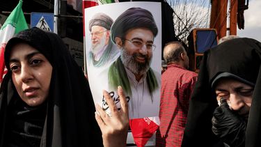 Dos mujeres pro-régimen o amenazadas muestran la foto del hijo del asesinado ayatolá Alí Jamenei, Seyed Mojtaba Hosseini Jamenei, el nuevo líder designado.