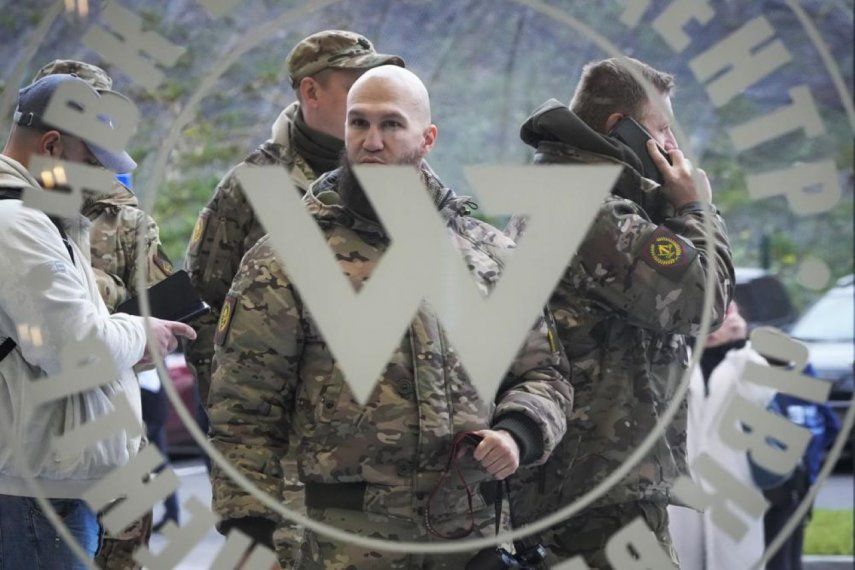 Visitantes vestidos con ropa de camuflaje militar en la entrada del Centro Wagner PMC, vinculado al empresario y fundador del grupo militar privado Wagner, Yevgeny Prigozhin, durante la apertura del bloque de oficinas durante el Día de la Unidad Nacional, en San Petersburgo, Rusia.