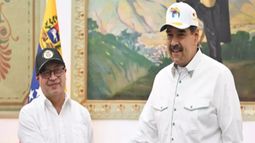 El presidente de Colombia, Gustavo Petro (izq.), le da la mano a su par Nicolás Maduro, de Venezuela, durante visita oficial al Palacio de Miraflores, en Caracas, el 9 de abril de 2024.