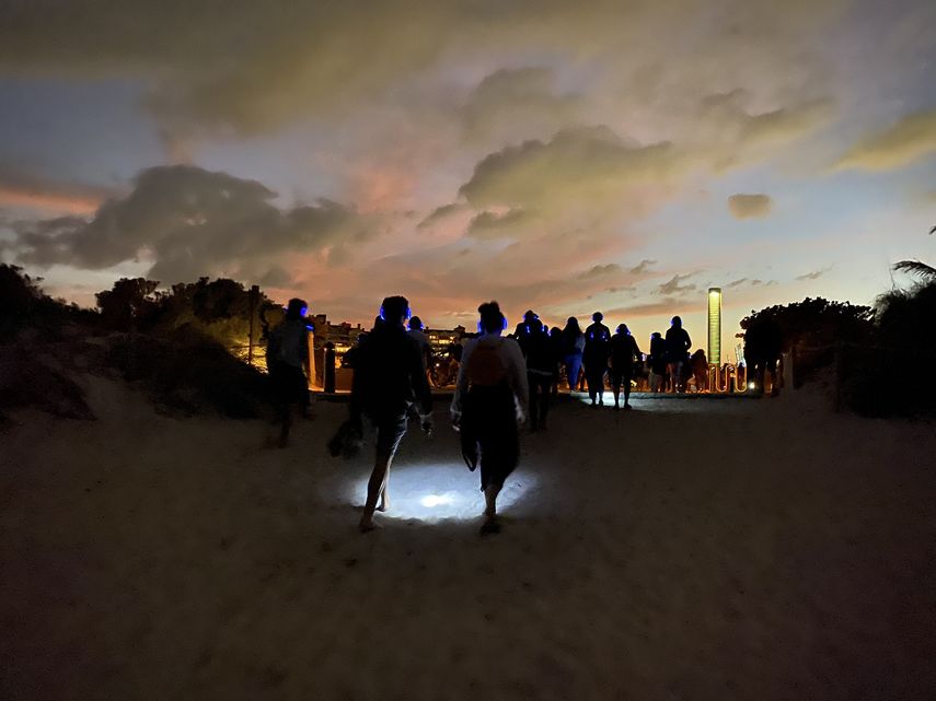 Descalzos y dej&aacute;ndose llevar por la m&uacute;sica, los asistentes disfrutaron de&nbsp;MindTravel Silent Walk, en Miami Beach.