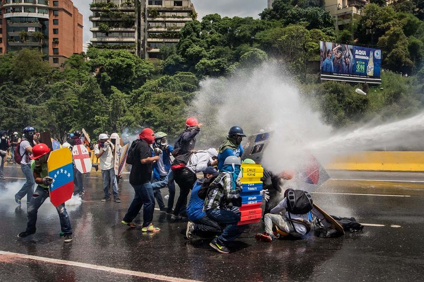 Efectivos de las fuerzas de seguridad del régimen de Maduro dispersaron este miércoles la marcha de los escudos que intentaba llegar hasta la sede del Tribunal Supremo de Justicia, en el centro de Caracas.&nbsp;