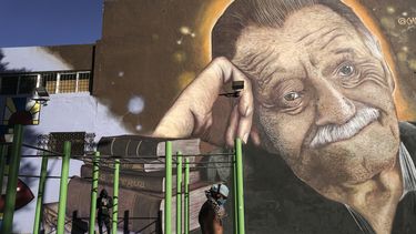 El artista José Gallino dedicó un mural a Mario Benedetti en la Plaza Zelmar Michellini, en Montevideo, que el poeta uruguayo menciona en el libro. 