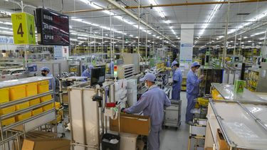Empleados laboran en una fábrica en China.