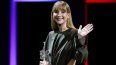La actriz estadounidense Jennifer Lawrence recibe el premio Donostia, que otorga el Festival de San Sebastián, en reconocimiento a su trayectoria en el cine. 