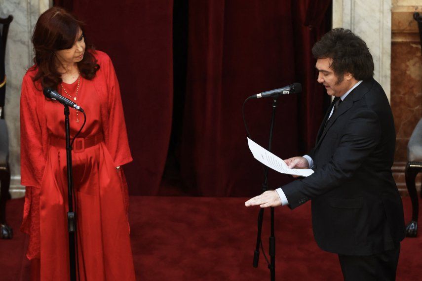 El nuevo presidente de Argentina, Javier Milei (R), presta juramento junto a la vicepresidenta saliente de Argentina, Cristina Fernández de Kirchner (L), durante su ceremonia de inauguración en el Congreso, en Buenos Aires, el 10 de diciembre de 2023.&nbsp; &nbsp;