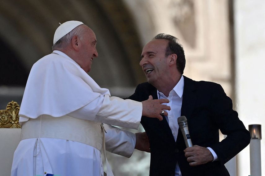 El Papa Francisco abraza al actor y director de cine italiano Roberto Benigni tras su discurso durante una misa en el Día Mundial del Niño en la Basílica de San Pedro en el Vaticano el 26 de mayo de 2024.