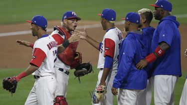 Molina (segundo en la izquierda) fue considerado el líder de la selección de Puerto Rico en el Clásico Mundial. 
